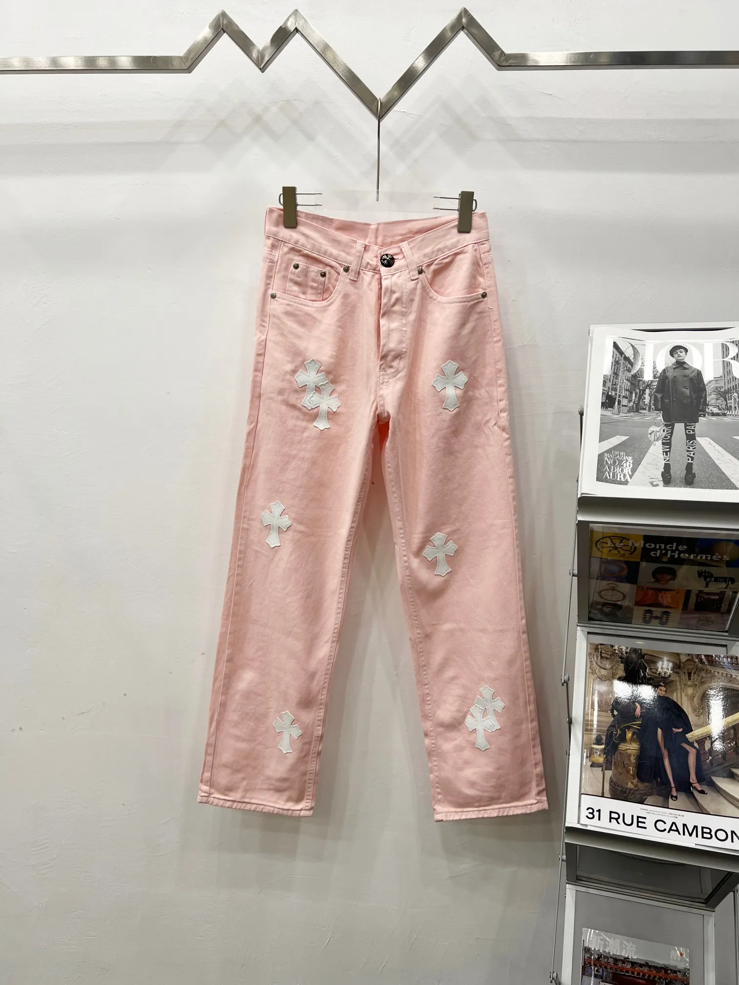 P280 Style number: (r005) Chrome hearts CH co-branded Drak Miami light pink jeans exude uninhibited personality and unique charm. Every wear and tear is carefully designed to present a unique artistic feel. Made of imported denim fabric, which has undergone heavy industrial washing and destruction treatment, the trousers show a super cool effect on the upper body, allowing you to dominate the fashion stage.  This is more than just a pair of jeans, it is an expression of attitude. With its unique design concept and ultimate pursuit of details, Croxin breaks traditional boundaries and defines the jeans trend in the new era. The trousers are made of double-layer woven fabric with customized hardware. Italian-made special cowhide is printed and cut. Custom-made sheepskin three-layer thick-line leather. The whole body is spliced ​​in heavy water washing. Craftsmen hand-splash ink. You can see the details. Three-dimensional cutting version. Loose and comfortable, not flattering. Makes taller and slimmer. Factory Seiko. Original quality control. Same style for men and women. Can be matched with couples. Versatile recommendation. Must-have jeans for all seasons. Color: light pink. Size: 28-30-32-34.